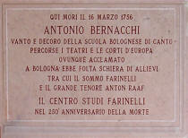Inscrizione sulla facciata della casa dove morì Antonio Bernacchi